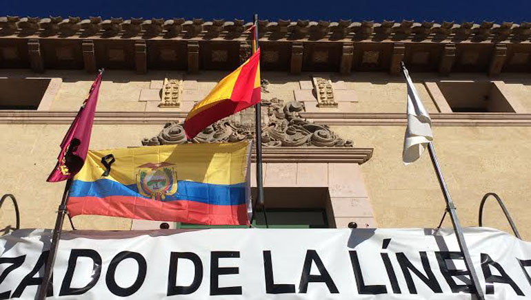 La bandera de Ecuador con crespn negro ondea en la fachada del Ayuntamiento en solidaridad con las vctimas del terremoto